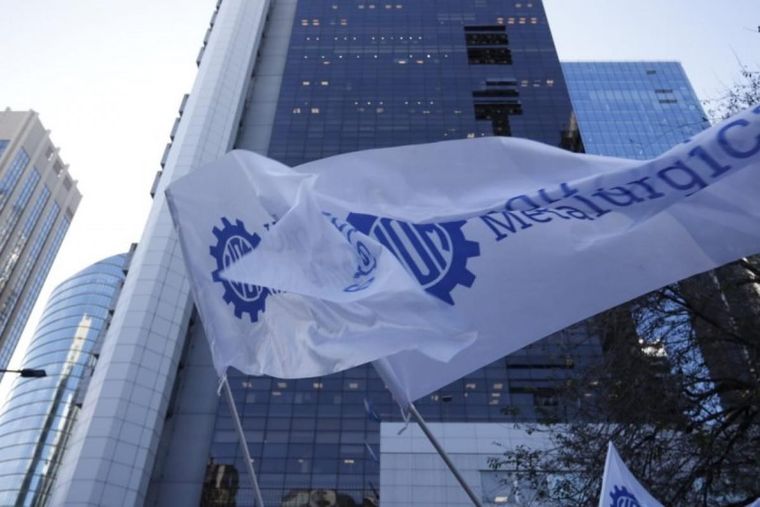 El sector empresario le puso un techo del 2% de aumento mensual a los salarios del sector siderúrgico. Foto: Noticias Argentinas