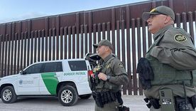 La fuerza creada para vigilar las fronteras internacionales de EE.UU. está siendo utilizada por el gobierno de Trump en su ofensiva contra los inmigrantes ilegales dentro del país. La fuerza creada para vigilar las fronteras internacionales de EE.UU. está siendo utilizada por el gobierno de Trump en su ofensiva contra los inmigrantes ilegales dentro del país.
