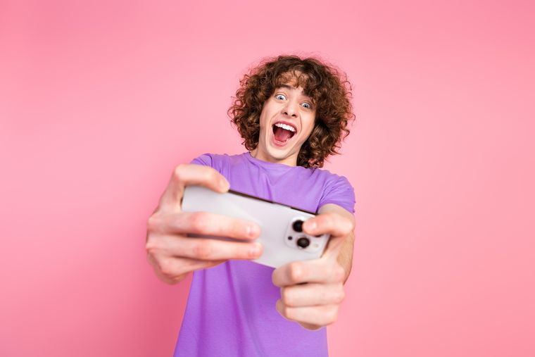 Los nuevos controles y gatillos físicos transforman la experiencia en los teléfonos dedicados a los juegos. Los nuevos controles y gatillos físicos transforman la experiencia en los teléfonos dedicados a los juegos.
