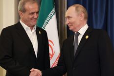 El presidente de Irán, Masoud Pezeshkian, y el presidente de Rusia, Vladimir Putin,, se dan la mano en septiembre 2025.