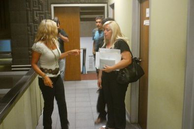 MDZol | Sandra, la madre de Roberto, dialogando con la fiscal Ríos. Foto: MDZ