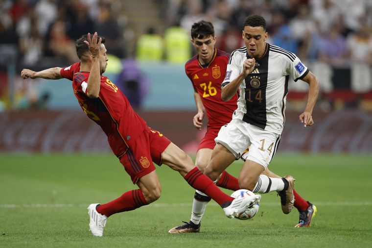 Musiala y Jordi Alba pelean por una pelota en Alemania-España. Foto: EFE