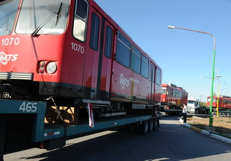 Los trenes llegaron a bordo de camiones. Foto: Alf Ponce / MDZ