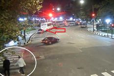 Olivares y Yadón (en blanco), instantes antes de ser asesinados por los ocupantes del auto resaltado Foto: Télam Olivares y Yadón (en blanco), instantes antes de ser asesinados por los ocupantes del auto resaltado Foto: Télam