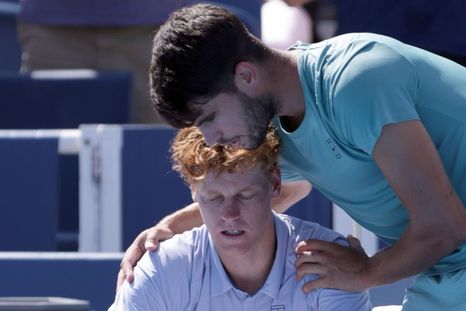 El español Carlos Alcaraz tuvo el gran gesto de arrimarse y preguntarle a Sinner cómo se encontraba. El español Carlos Alcaraz tuvo el gran gesto de arrimarse y preguntarle a Sinner cómo se encontraba.