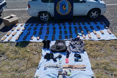 El vehículo secuestrado con los paquetes de marihuana y demás elementos secuestrados que se encontraron en el interior del rodado. Foto: Policía Federal Argentina