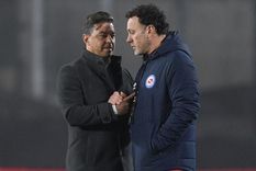 Gallardo y Milito se cruzaron feo durante el partido, pero terminaron hablando amablemente. Foto: EFE