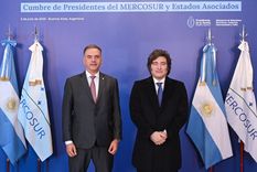 Yamandú Orsi y Javier Milei. Yamandú Orsi y Javier Milei.