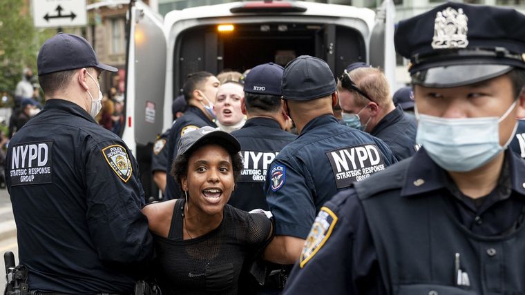 Oficiales de policía arrestan a una manifestante durante una protesta de Black Lives Matter2 en Nueva York, EE.UU., el 28 de mayo de 2020.