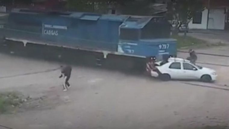 El auto quedó varado y cinco personas lograron bajar antes del impacto del tren.