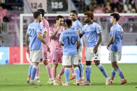 Lionel Messi discutió fuerte con Frasquito Moralez. No es la primera vez que el capitán de la Selección se pelea con rivales argentinos. Lionel Messi discutió fuerte con Frasquito Moralez. No es la primera vez que el capitán de la Selección se pelea con rivales argentinos.
