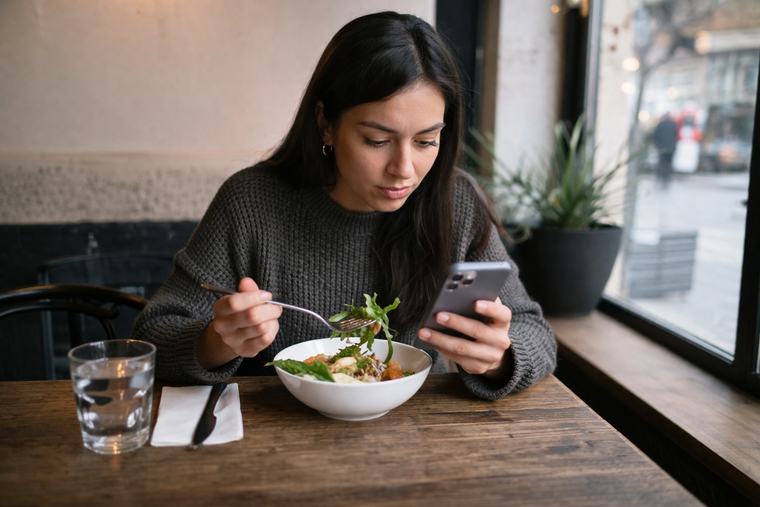 Comer con el celular en la mesa reduce la alegría, aumenta el estrés y afecta el disfrute.