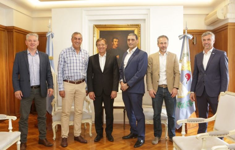 Iuliano, Suarez, funcionarios y representantes de YPF. Iuliano, Suarez, funcionarios y representantes de YPF.