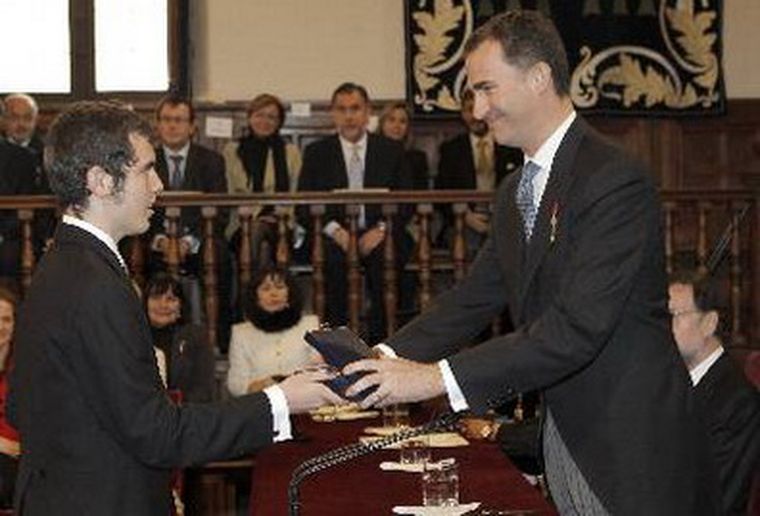 El nieto de Parra recibe el premio.