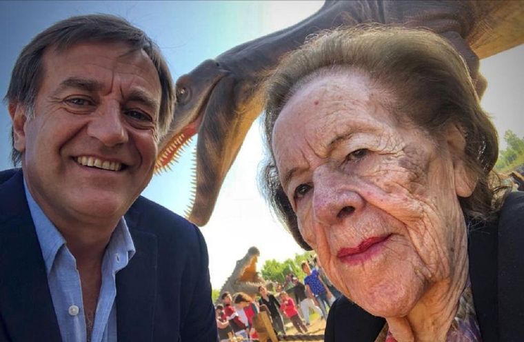 Suarez, gobernador de Mendoza y su madre, conocida como Chicha. La mujer tiene 98 años. Foto: Twitter Rodolfo Suarez.