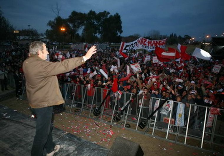 Cobos dio su mensaje para una multitud. Foto: Frente Cívico
