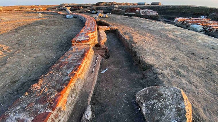 La estructura, encontrada en la antigua ciudad de Pelusio, conservó canales, reservorios y una conexión con un brazo del Nilo.