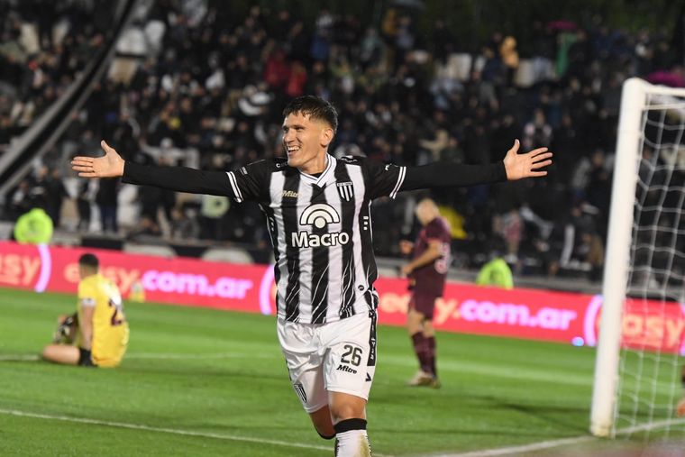 Facundo Lencioni, autor de la asistencia para el gol de Módica, sale a festejar el 1-0. Facundo Lencioni, autor de la asistencia para el gol de Módica, sale a festejar el 1-0.