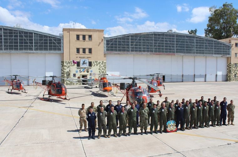 Escuadrón de Búsqueda y Rescate, junto a los 5 helicópteros que componen el escuadrón Foto: Fuerza Aérea Argentina