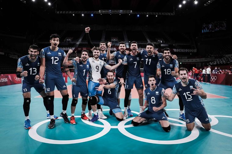 Los pibes celebran la clasificación Foto: @Voley_FeVA