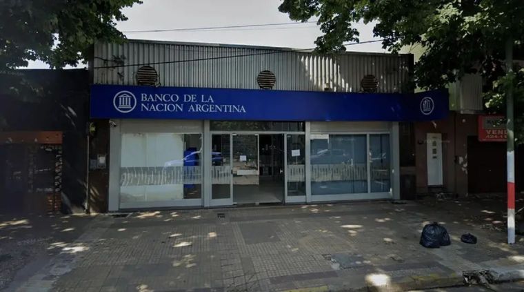 Delincuentes ingresaron a un banco en La Plata tras realizar un boquete en el techo, pero no lograron concretar el robo.