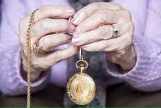 A raíz de la crisis económica, y sin contar con dólares para vender, muchas familias acuden a la venta de joyas familiares para pagar la tarjeta de crédito o afrontar gastos imprevistos. Foto: Shutterstock