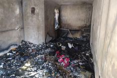 Una de las habitaciones consumida por las llamas en la casa de Chacras de Coria