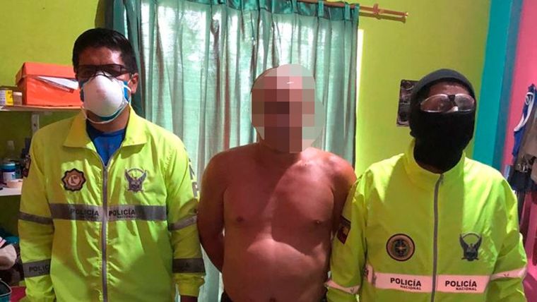 Un hombre es detenido tras quejarse públicamente por el manejo de la crisis del coronavirus en Ecuador.