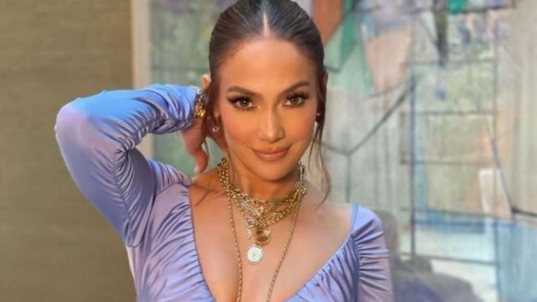 Foto: https://www.tiempox.com/celebridades/2022/1/25/jennifer-lopez-presume-su-tonificado-abdomen-al-posar-en-bicicleta-tacones-18797.html