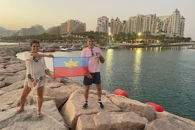MDZol | Johana y Guillermo Procupez exhiben orgullosos la bandera de Bernardo de Irigoyen, la ciudad misionera que dejaron atrás para radicarse en Israel. Foto: Gentileza: Guillermo Procupez