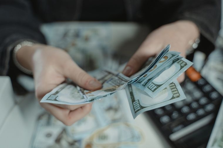 El dólar blue cotiza en 221 pesos para la venta. Foto: Pexels