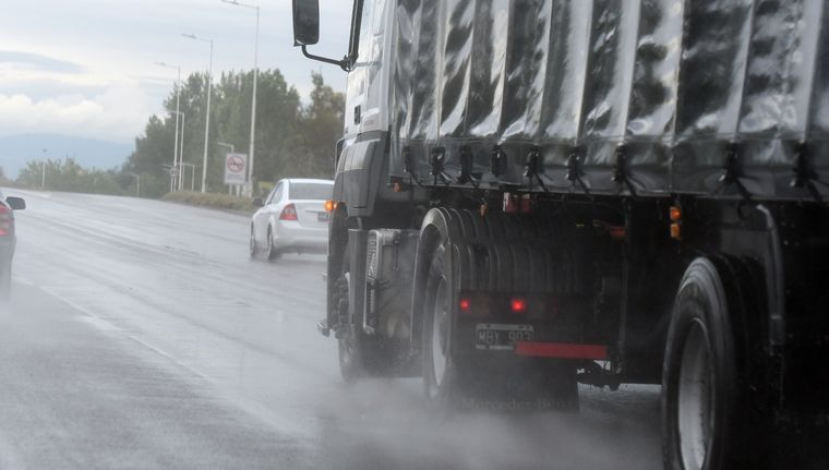 Un hombre caminaba por la banquina de la Ruta 7, fue atropellado por un camión y murió en Maipú Foto: Imagen ilustrativa / ALF PONCE MERCADO / MDZ