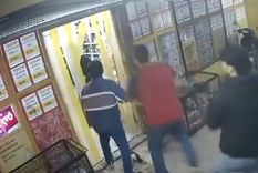 Atacaron a palazos a un cajero de supermercado Foto: captura video