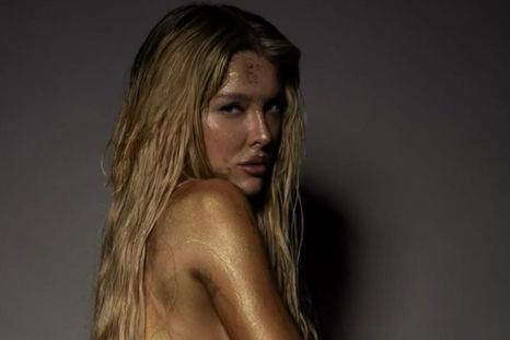 Además de los bolsos, La Reini posó con bikini de la marca. / @sofiagonet Además de los bolsos, La Reini posó con bikini de la marca. / @sofiagonet