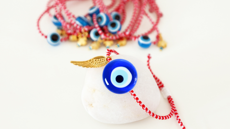 Muchas personas usan una pulsera roja con un ojo turco como amuleto.
