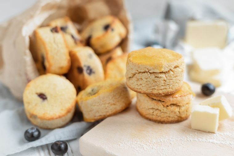 Esta receta de scones con arándanos es tan fácil que podés prepararla mientras cebás el mate. Esta receta de scones con arándanos es tan fácil que podés prepararla mientras cebás el mate.