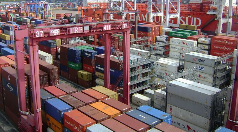 Desde hace meses, el comercio exterior está operando con serias dificultades por falta de dólares, por lo que ya faltan insumos. Foto: NA