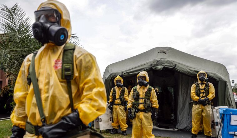 Integrantes del Ejército de Brasil posan frente a una estación de descontaminación contra agentes químicos, biológicos y radiológicos durante la cumbre de líderes de la COP30. Foto Efe Integrantes del Ejército de Brasil posan frente a una estación de descontaminación contra agentes químicos, biológicos y radiológicos durante la cumbre de líderes de la COP30. Foto Efe