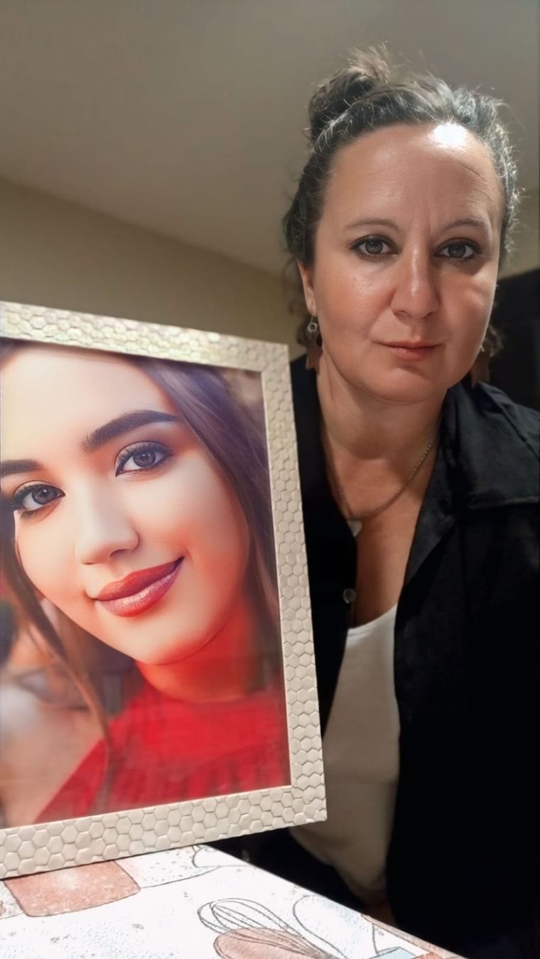 La madre de Julieta Viñales posa junto a su foto. La madre de Julieta Viñales posa junto a su foto.