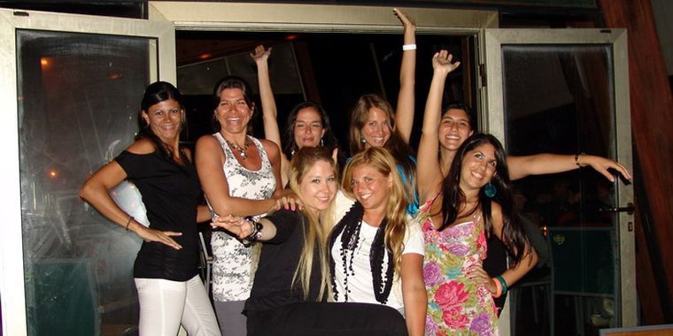 On fire. ¡Este es un bar hot, no hay nada que hacerle!, dijeron las chicas. Foto: Federico Croce/MDZ