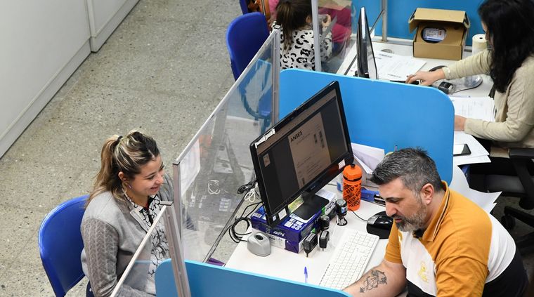 Se puede designar como apoderado ante el Anses a familiares directos, representantes legales, autoridades de instituciones y entidades bancarias. Se puede designar como apoderado ante el Anses a familiares directos, representantes legales, autoridades de instituciones y entidades bancarias.