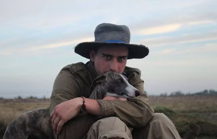 Cruz Novillo junto a su perro Sombra Foto: Instagram (@cruznovillo1)