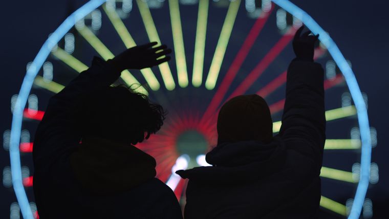 Aseguran que un famoso cantante y una reconocida actriz dejaron atrás la amistad para ser pareja.