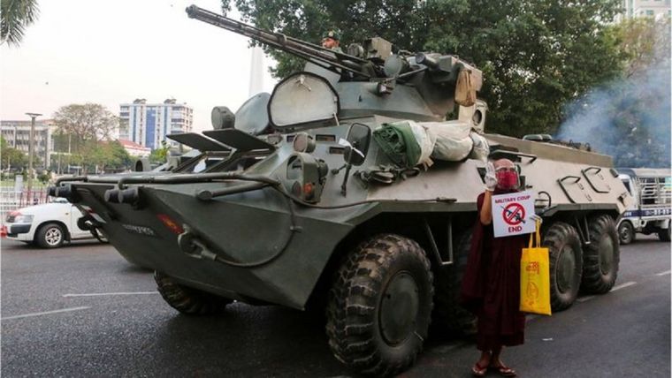 Vehículos militares fueron vistos por primera vez en las calles de Rangún desde el golpe militar del 1 de febrero. Foto: REUTERS