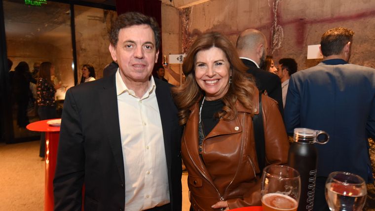 Ariel Robert junto a Laura Carbonari.