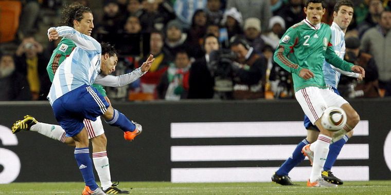 Con alma y vida, Carlitos hace el segundo. Foto: EFE