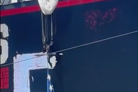 Un paracaidista chocó contra un marcador electrónico en la previa de un partido de fútbol americano, en Estados Unidos. Un paracaidista chocó contra un marcador electrónico en la previa de un partido de fútbol americano, en Estados Unidos.