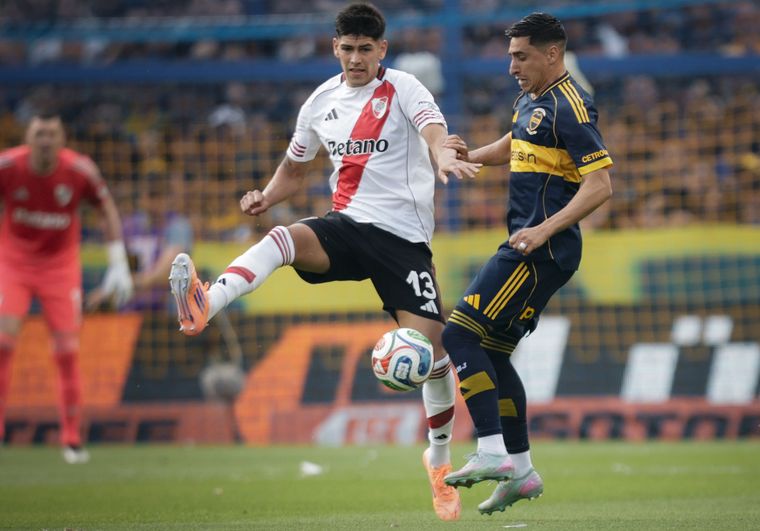 Miguel Merentiel, delantero de Boca, y Lautaro Riveros, defensor de River, en el último Superclásico.