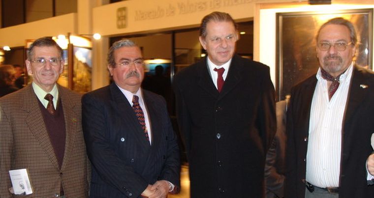El cónsul de Perú Alberto Fernández Prada Franco junto a Carlos Benvenutti -cónsul de San Marino-, Jorge Nanclares -presidente de la Suprema Corte- y Gerardo Belinsky -cónsul de Israel-. Foto: MDZ