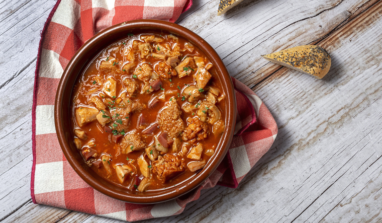 Cada familia tiene su propia versión de la receta, variando especias y embutidos. Cada familia tiene su propia versión de la receta, variando especias y embutidos.